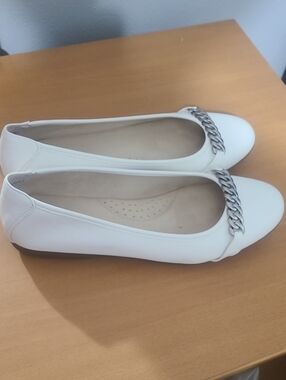 Cliffs by WHITE MOUNTAIN White Chain-Trim Ballet Flats
